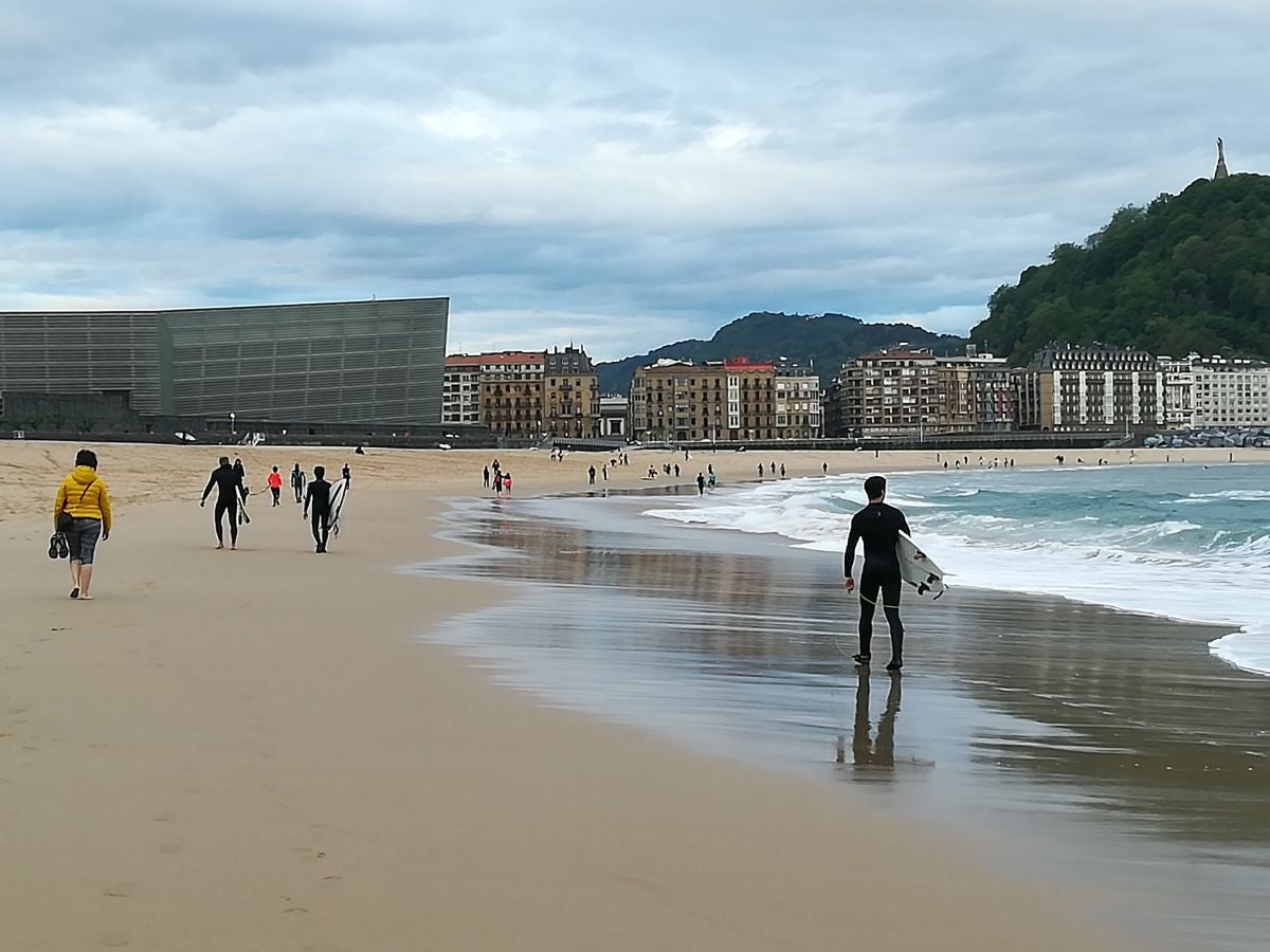 Fotos: Primeros paseos, carreras y olas tras el encierro