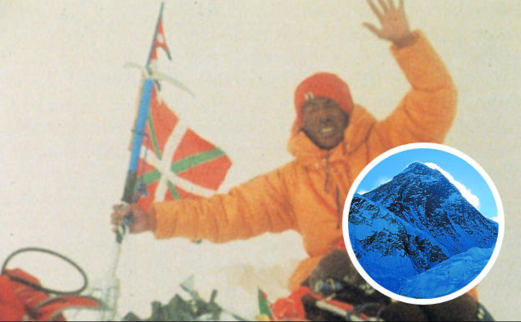 Histórica imagen de Pasang Temba en la cima del Everest con la ikurriña y la bandera de Nepal.