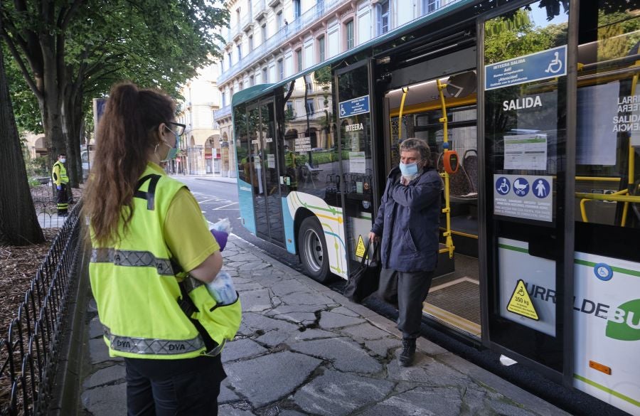 Voluntarios de la DYA reparten mascarillas. 