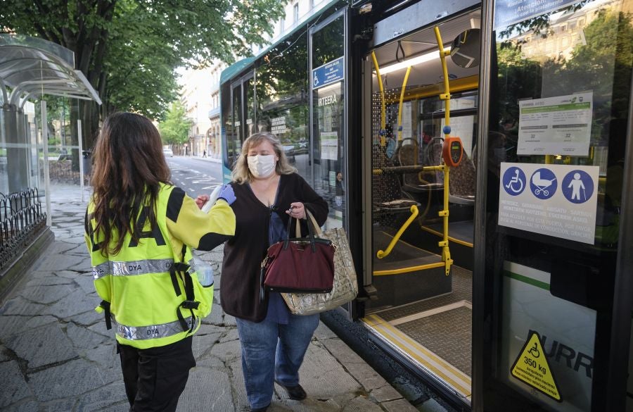 Voluntarios de la DYA reparten mascarillas. 