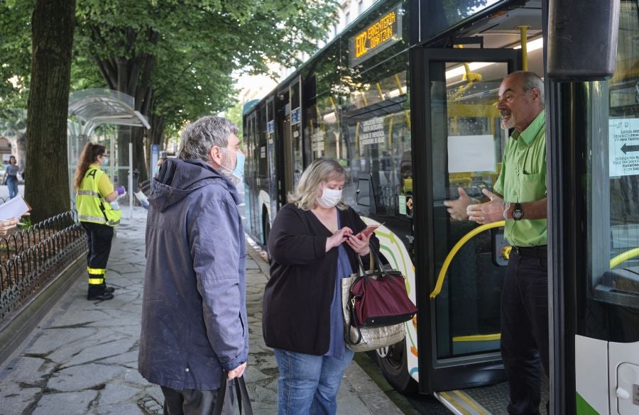 Voluntarios de la DYA reparten mascarillas. 