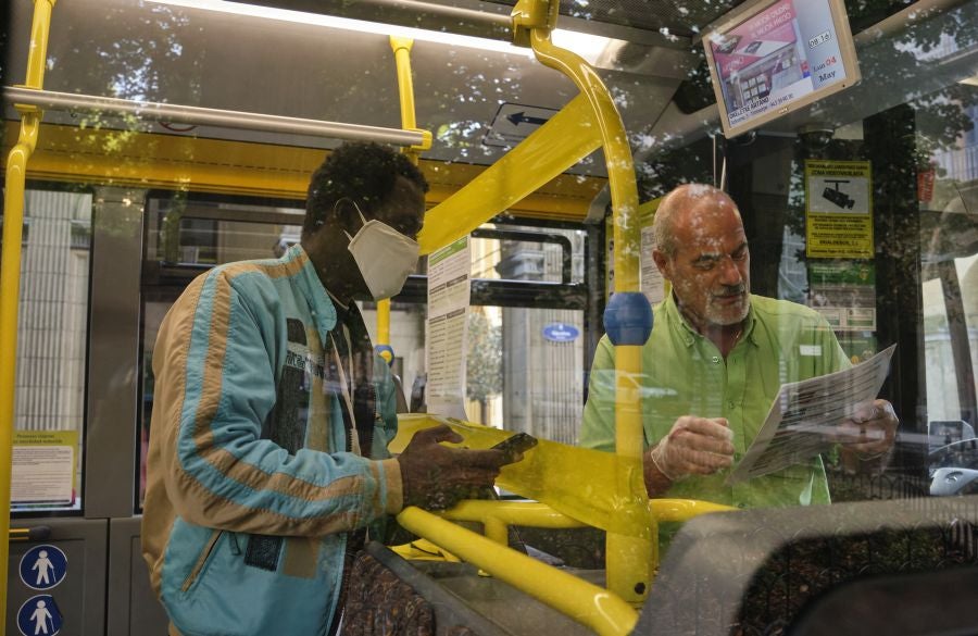 Voluntarios de la DYA reparten mascarillas. 