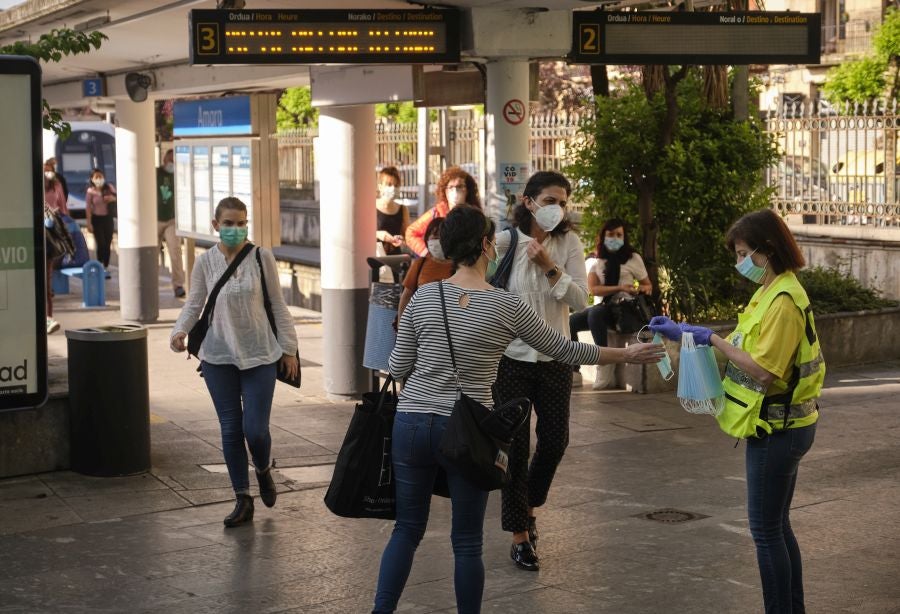 Voluntarios de la DYA reparten mascarillas. 