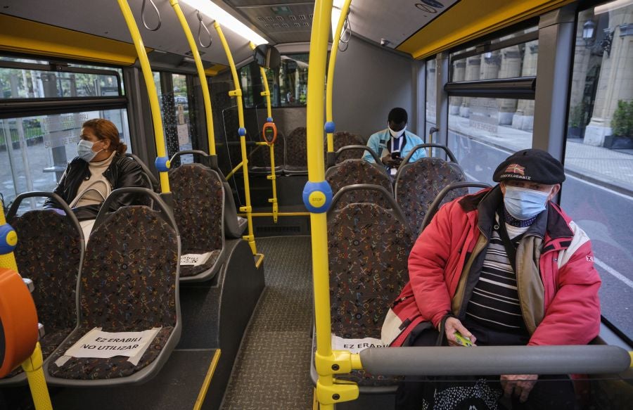 Voluntarios de la DYA reparten mascarillas. 