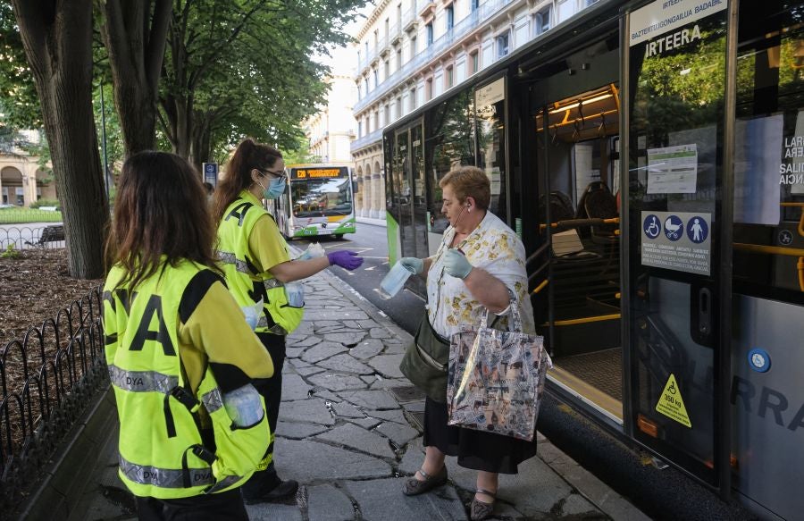 Voluntarios de la DYA reparten mascarillas. 