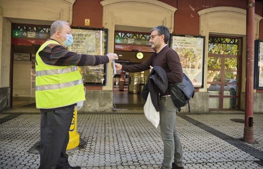 Voluntarios de la DYA reparten mascarillas. 