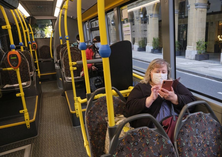 Voluntarios de la DYA reparten mascarillas. 