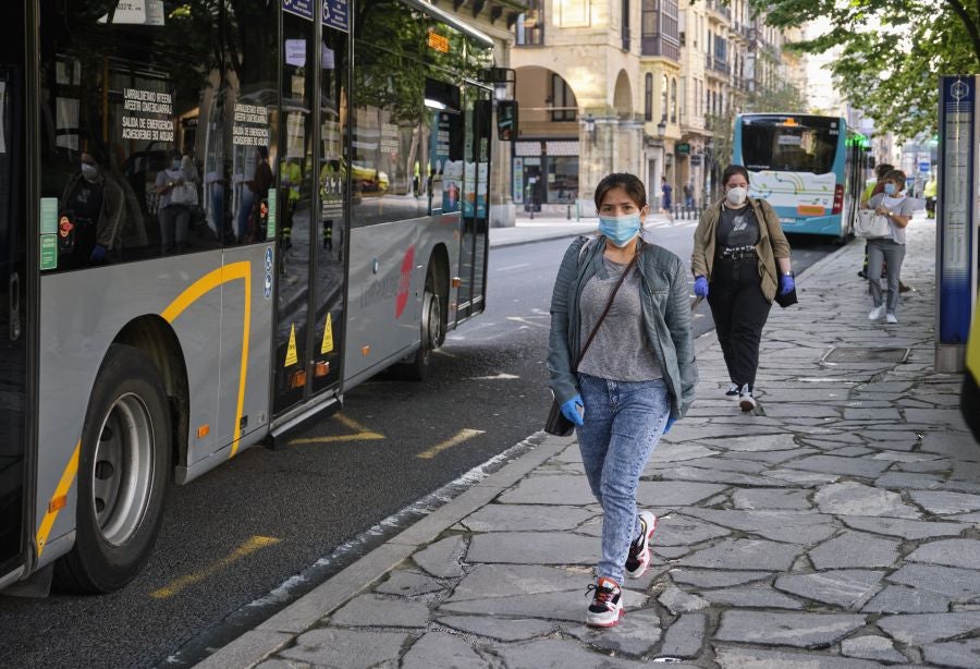 Voluntarios de la DYA reparten mascarillas. 