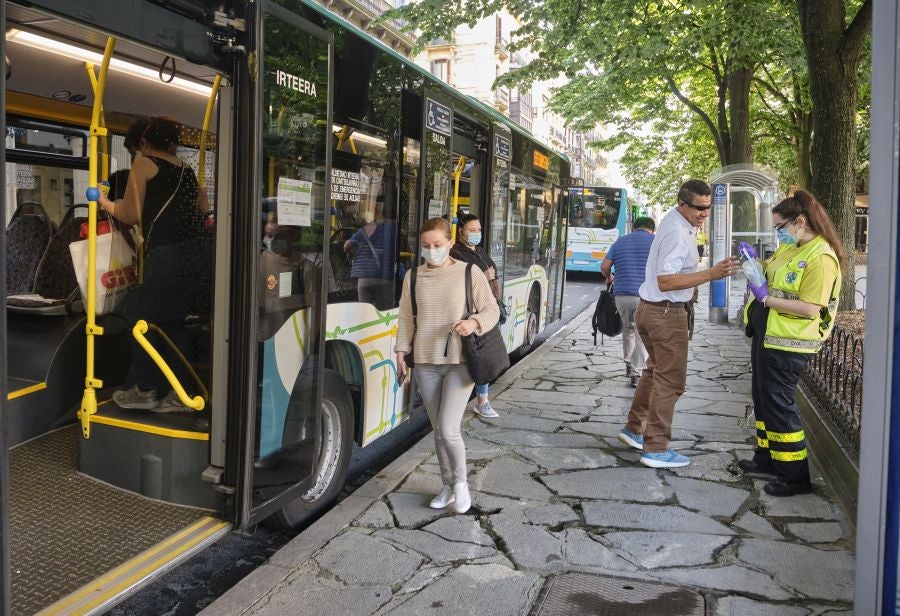 Voluntarios de la DYA reparten mascarillas. 