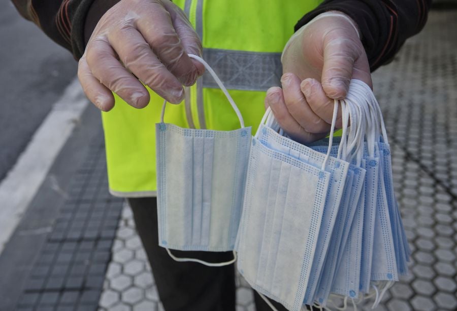 Voluntarios de la DYA reparten mascarillas. 