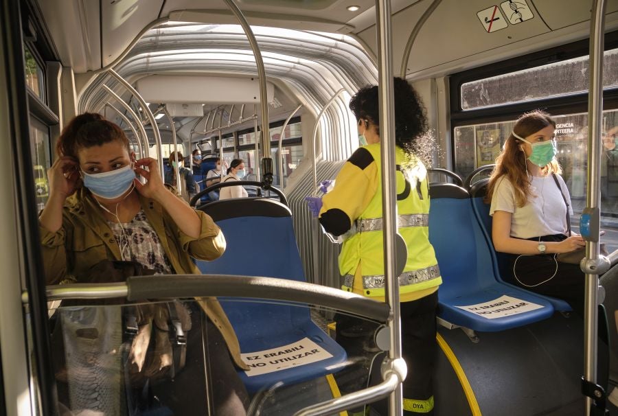 Voluntarios de la DYA reparten mascarillas. 