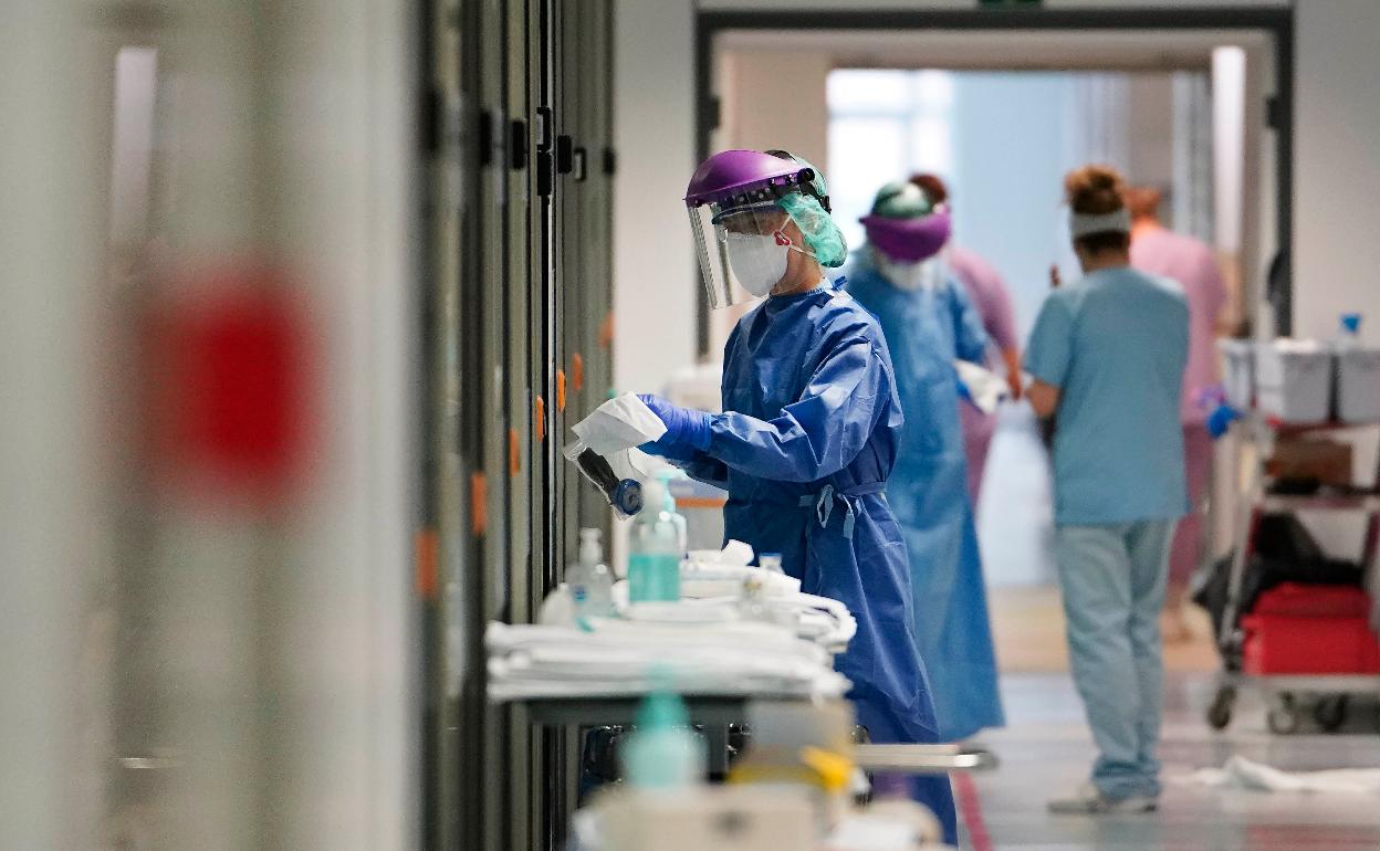 Personal sanitario en la UCI del Hospital Donostia. 