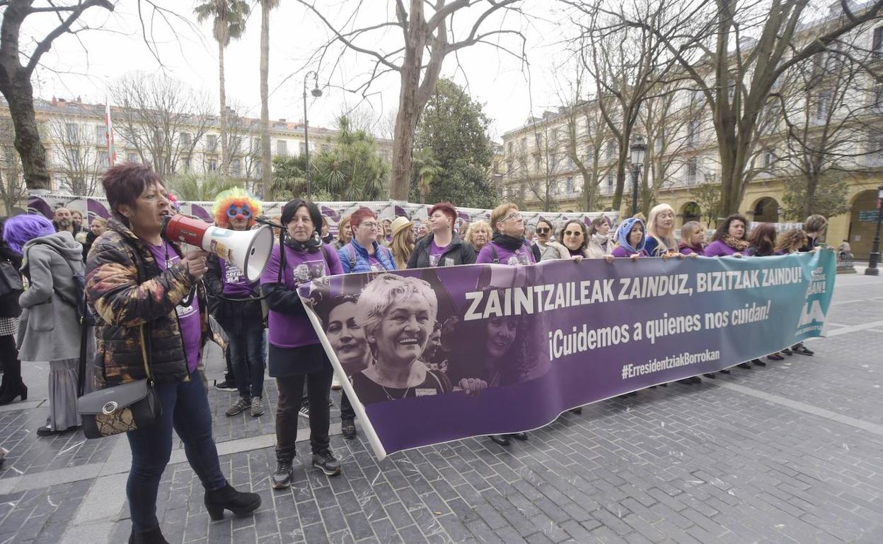 Concentración de trabajadoras de residencias de Gipuzkoa frente a la Diputación el pasado mes de febrero