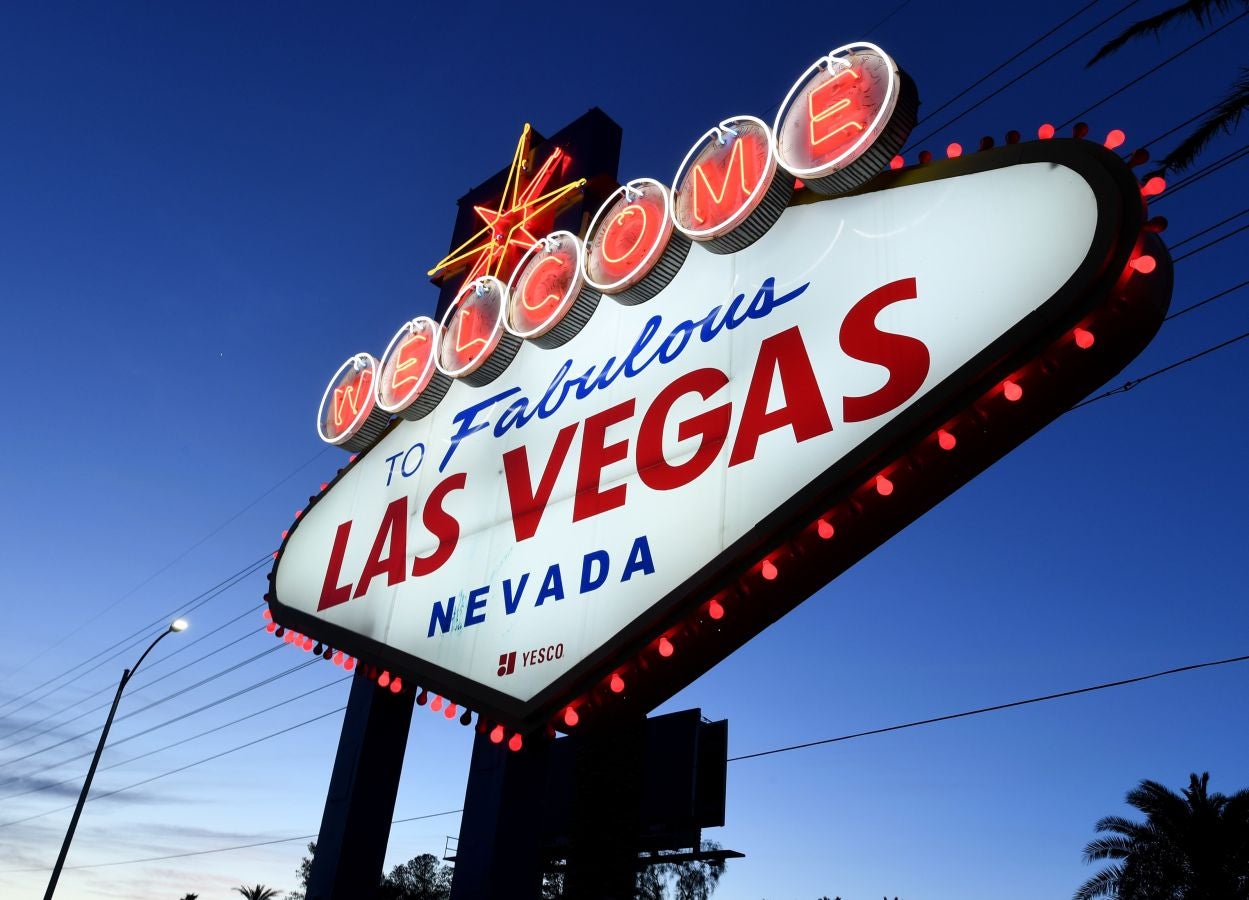 Los célebres hoteles casinos de Las Vegas y sus atracciones se han iluminado de rojo para mostrar su apoyo al turismo, uno de los sectores más azotados por la epidemia del Covid-19.
