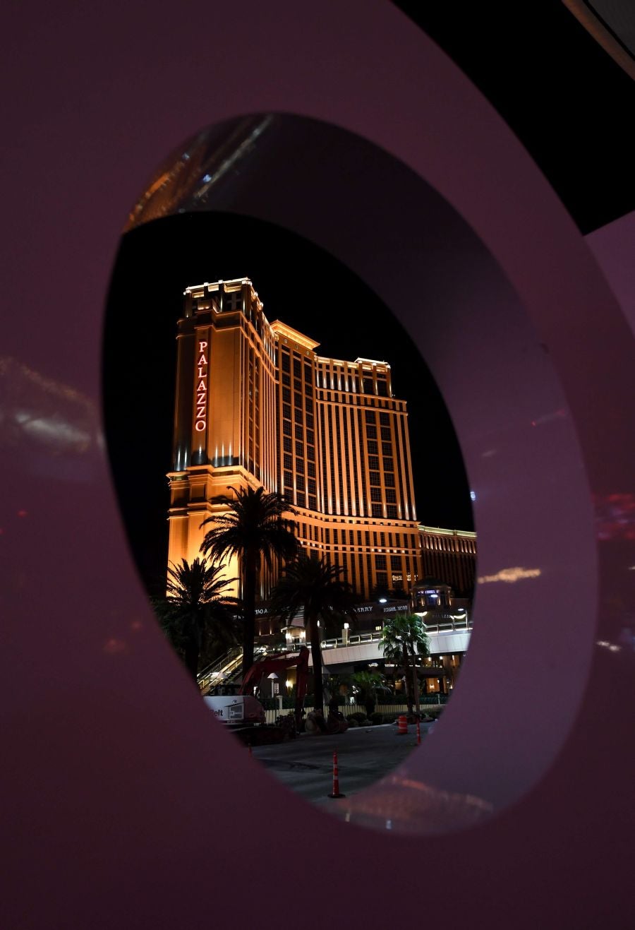 Los célebres hoteles casinos de Las Vegas y sus atracciones se han iluminado de rojo para mostrar su apoyo al turismo, uno de los sectores más azotados por la epidemia del Covid-19.