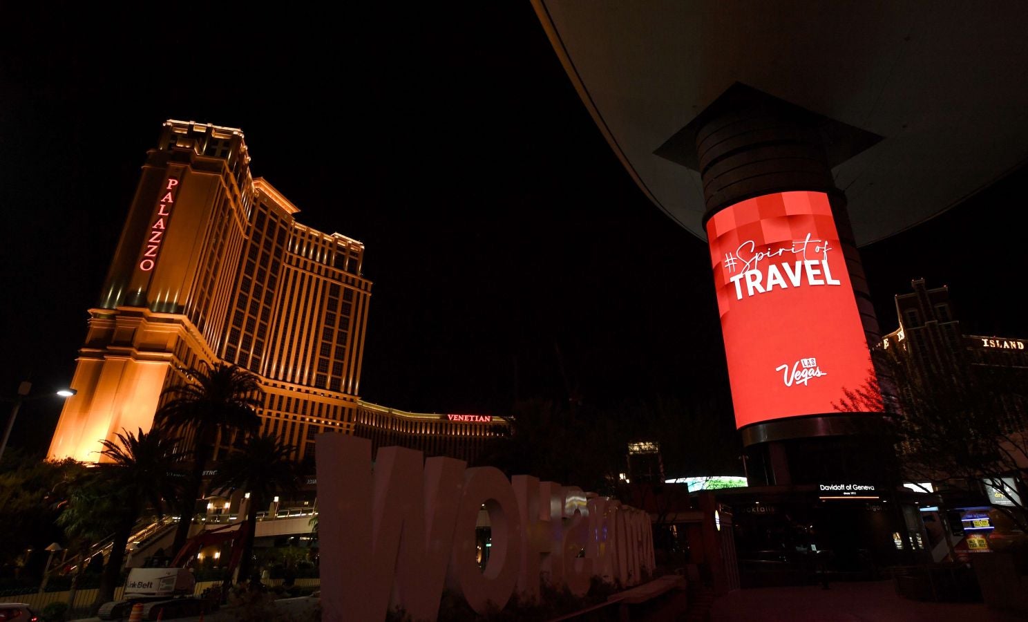 Los célebres hoteles casinos de Las Vegas y sus atracciones se han iluminado de rojo para mostrar su apoyo al turismo, uno de los sectores más azotados por la epidemia del Covid-19.