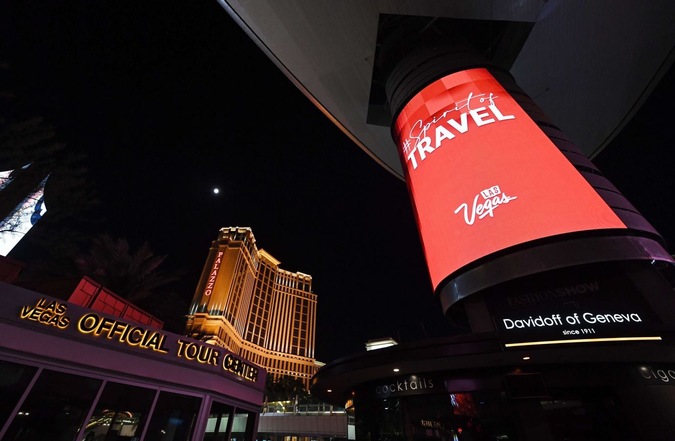 Los célebres hoteles casinos de Las Vegas y sus atracciones se han iluminado de rojo para mostrar su apoyo al turismo, uno de los sectores más azotados por la epidemia del Covid-19.