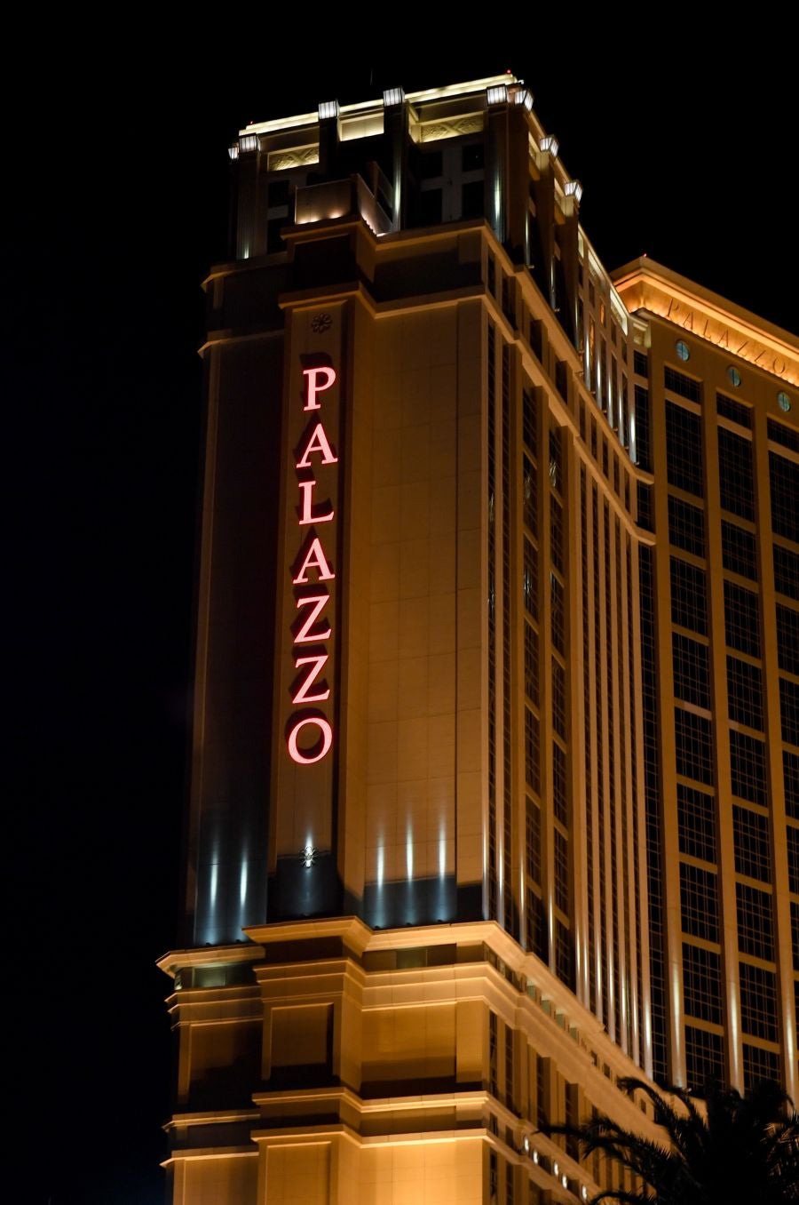 Los célebres hoteles casinos de Las Vegas y sus atracciones se han iluminado de rojo para mostrar su apoyo al turismo, uno de los sectores más azotados por la epidemia del Covid-19.