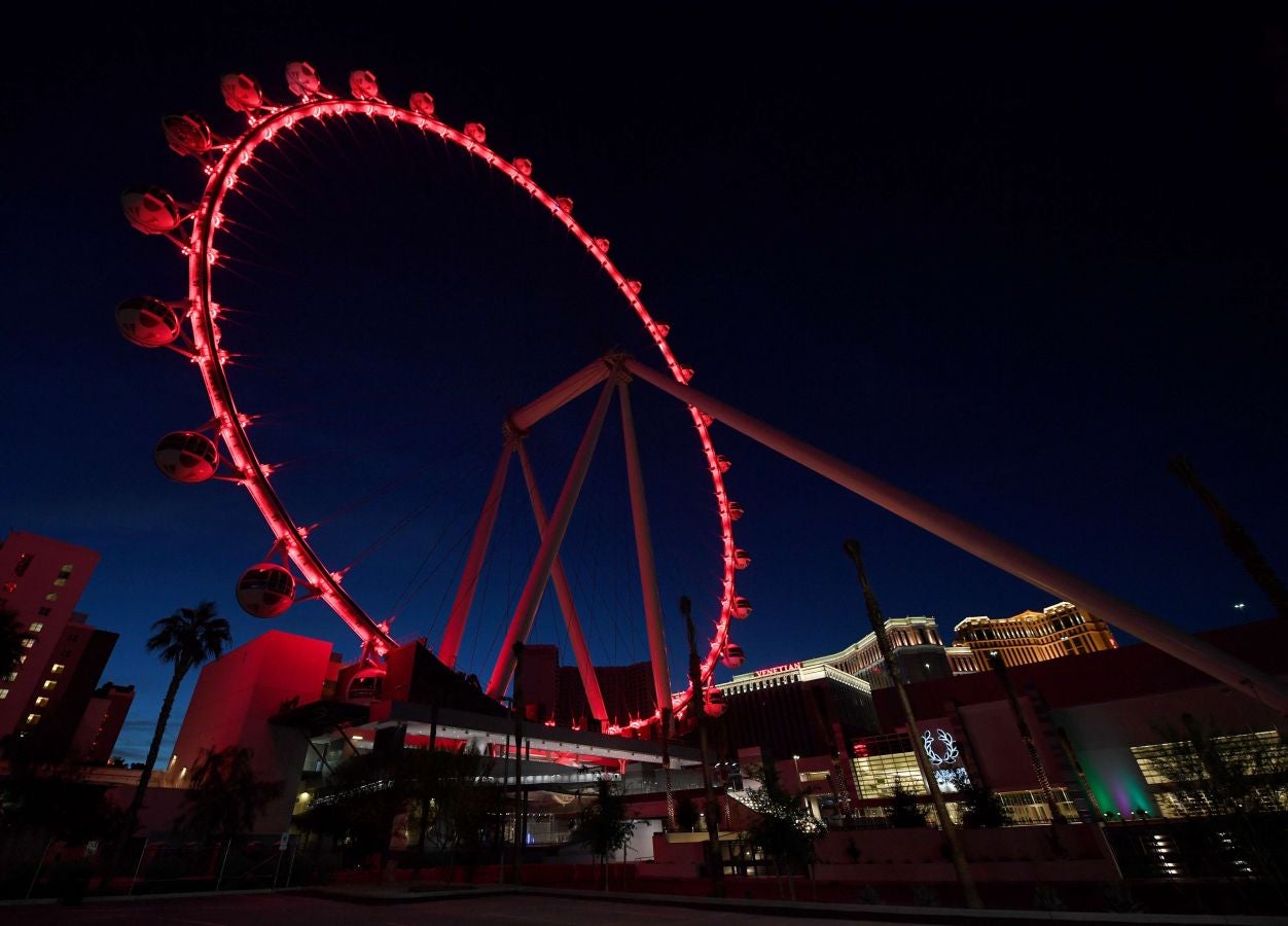 Los célebres hoteles casinos de Las Vegas y sus atracciones se han iluminado de rojo para mostrar su apoyo al turismo, uno de los sectores más azotados por la epidemia del Covid-19.