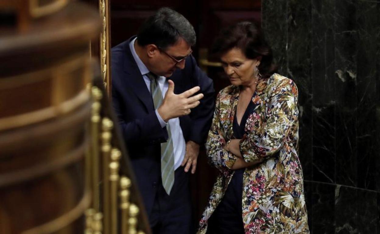Aitor Esteban y Carmen Calvo, en el Congreso