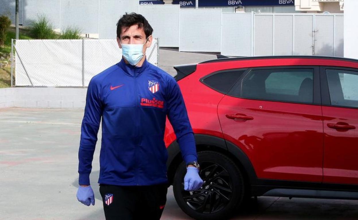 El montenegrino Stefan Savic, defensa central del Atlético, acude a someterse al test del Covid-19. 