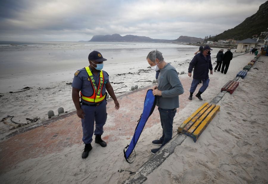 Los surfistas de Ciudad del Cabo protestan contra las medidas que permiten hacer deporte pero que olvidan las disciplinas acuáticas. 