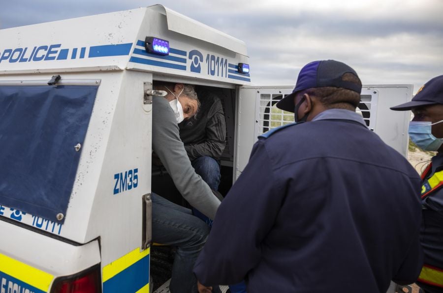 Los surfistas de Ciudad del Cabo protestan contra las medidas que permiten hacer deporte pero que olvidan las disciplinas acuáticas. 