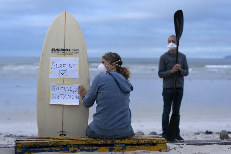 Los surfistas de Ciudad del Cabo protestan contra las medidas que permiten hacer deporte pero que olvidan las disciplinas acuáticas. 