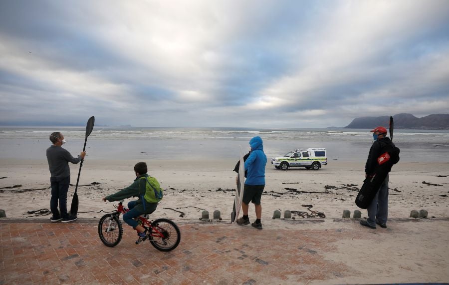 Los surfistas de Ciudad del Cabo protestan contra las medidas que permiten hacer deporte pero que olvidan las disciplinas acuáticas. 