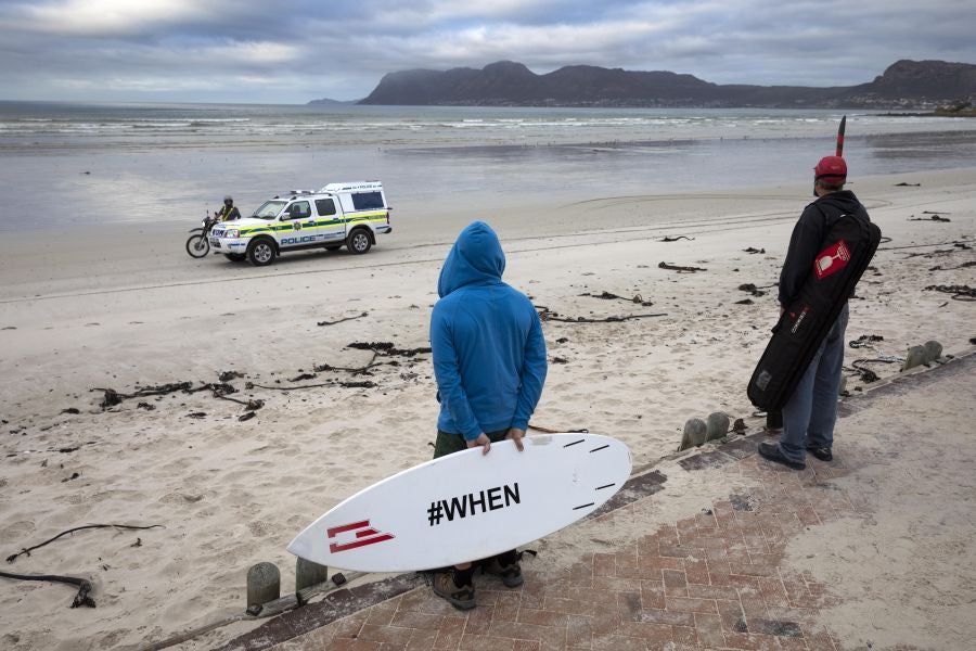 Los surfistas de Ciudad del Cabo protestan contra las medidas que permiten hacer deporte pero que olvidan las disciplinas acuáticas. 