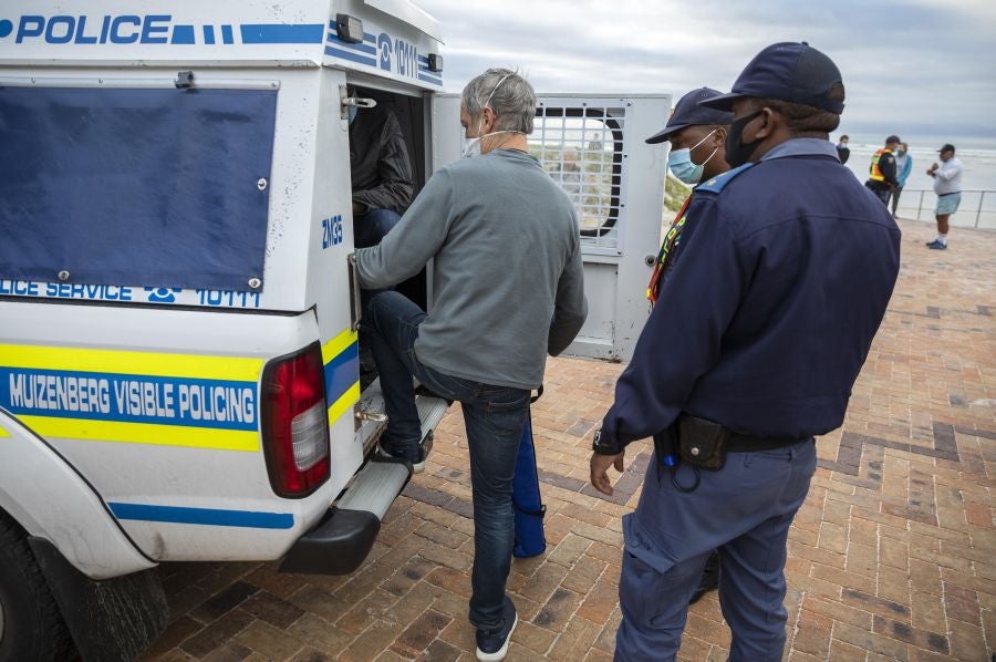 Los surfistas de Ciudad del Cabo protestan contra las medidas que permiten hacer deporte pero que olvidan las disciplinas acuáticas. 