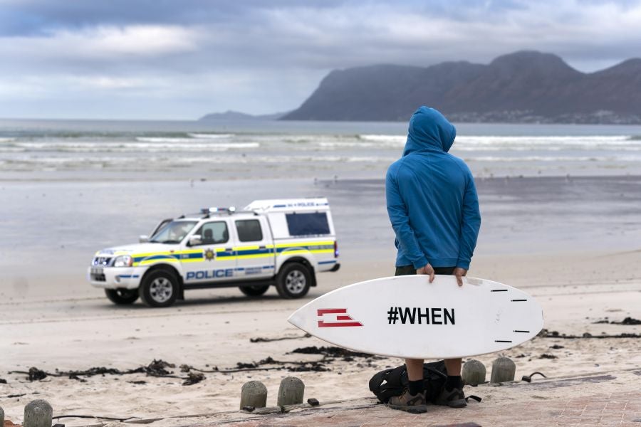 Los surfistas de Ciudad del Cabo protestan contra las medidas que permiten hacer deporte pero que olvidan las disciplinas acuáticas. 