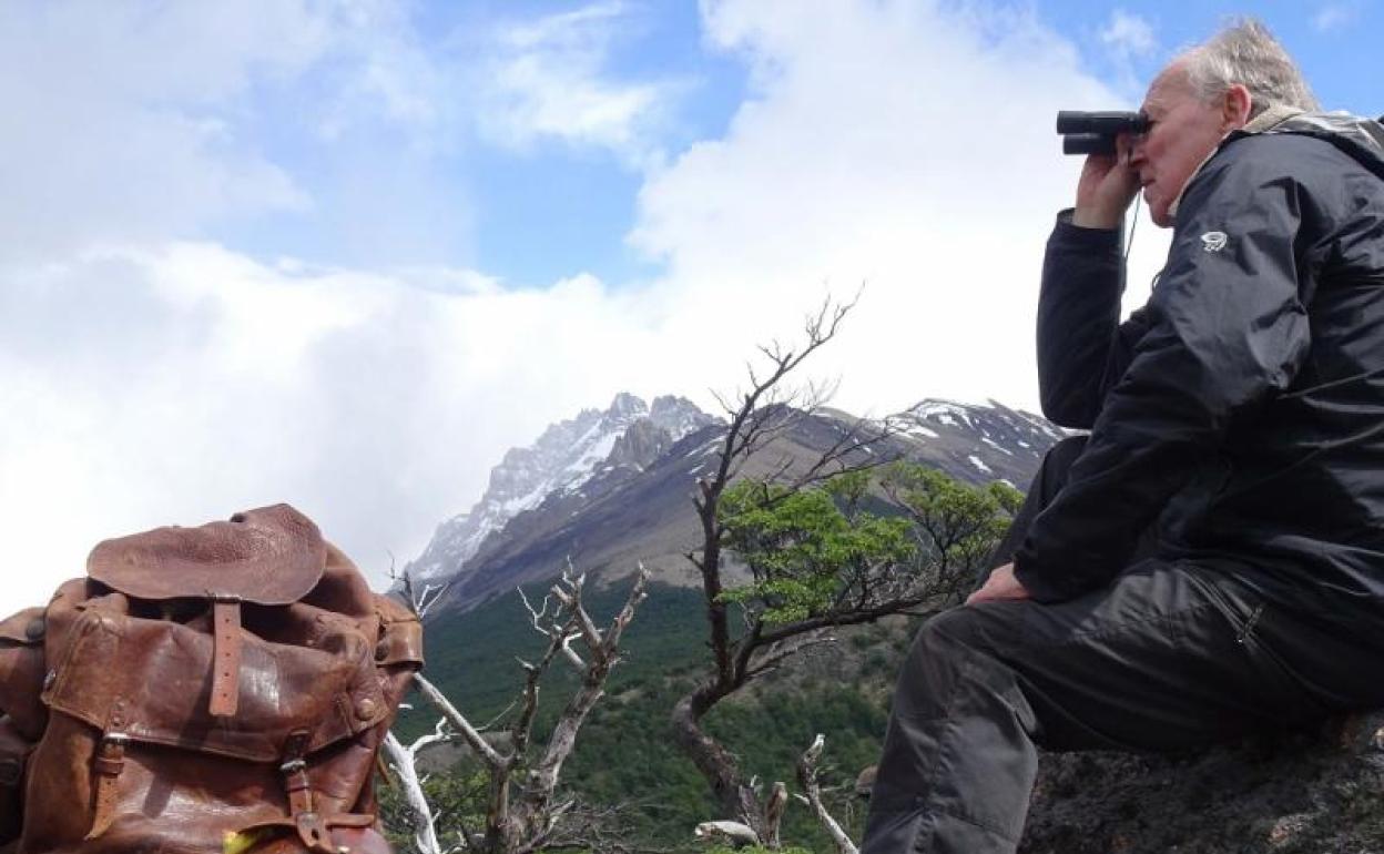 La mochila de Bruce Chatwin y un Werner Herzog siempre atento al paisaje, en una imagen del documental