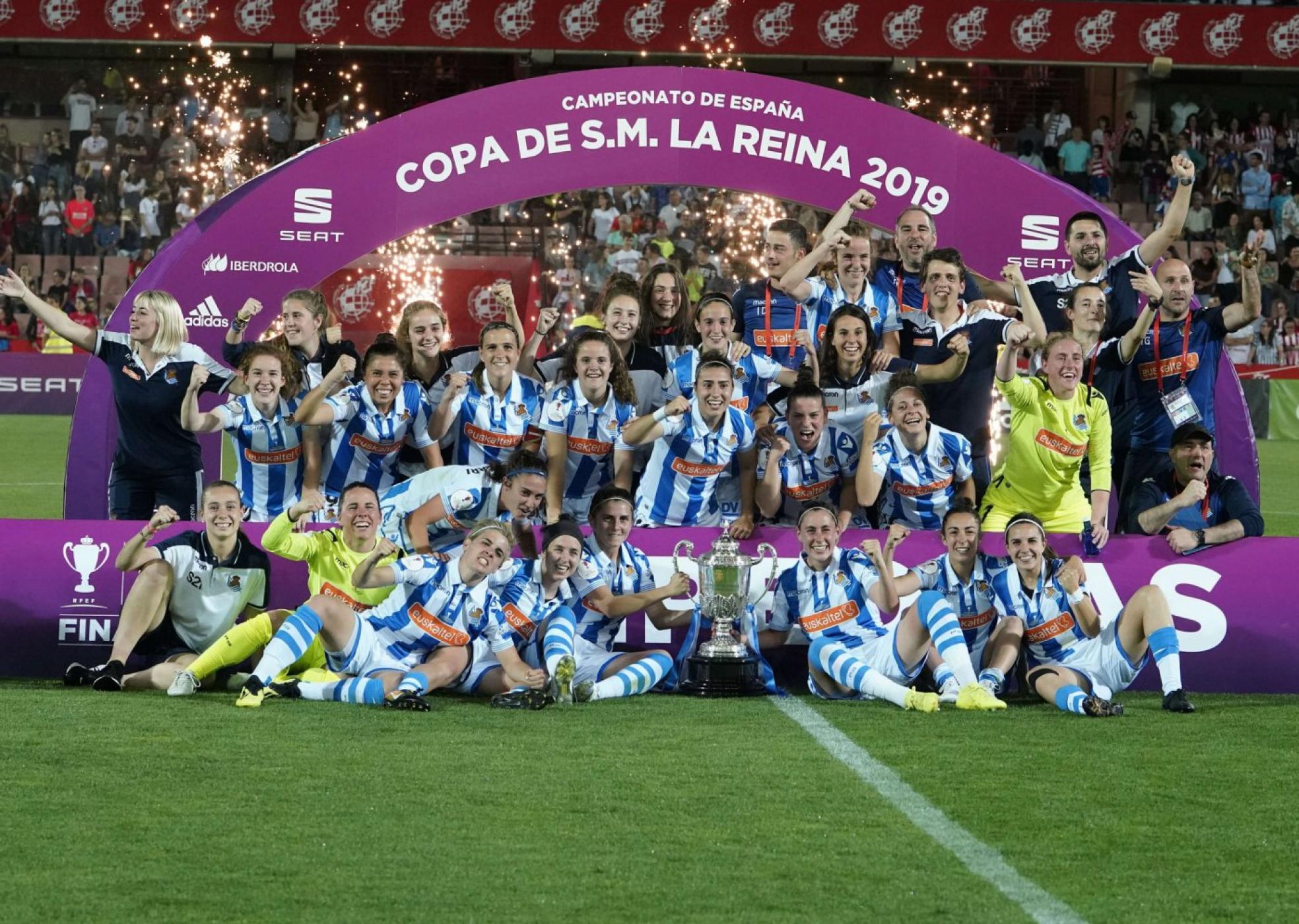 Las jugadoras de la Real Sociedad posan para la foto de campeonas de la Copa 2019 que se inmortalizaría en pósters y cuadros para la historia. 
