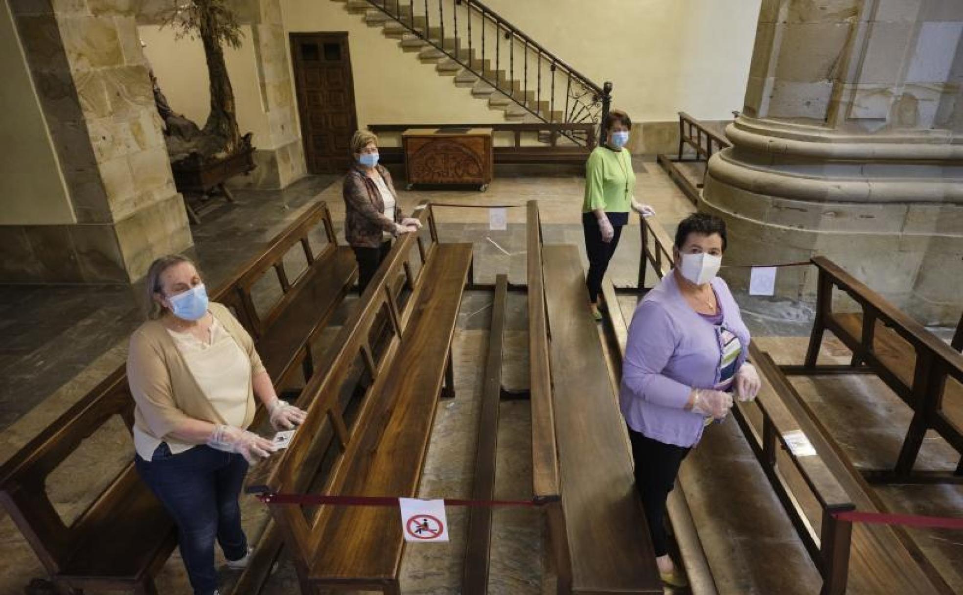 En la parroquia de la Asunción de Zumarraga han optado por clausurar filas completas. 