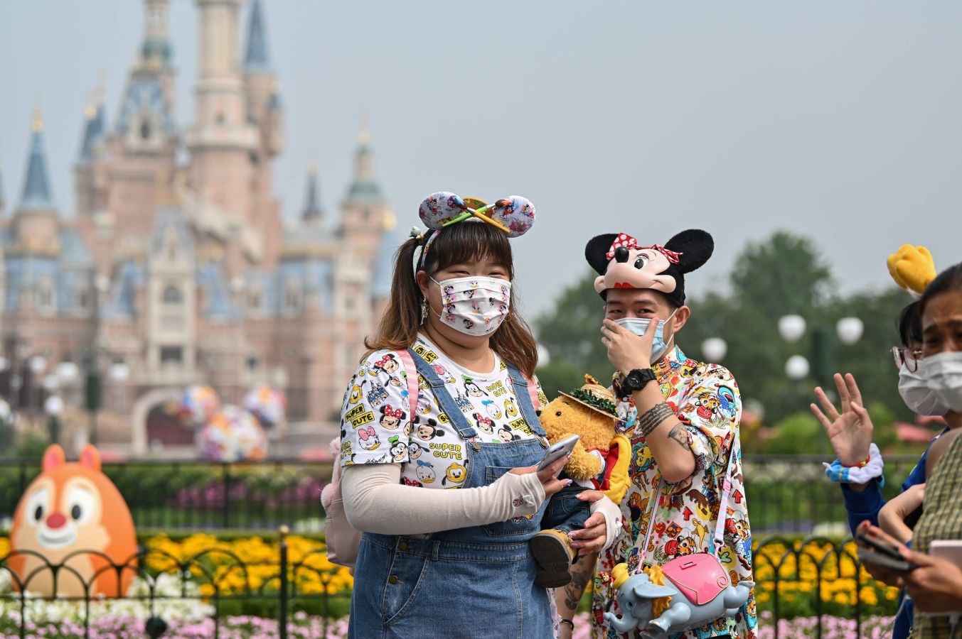 El parque temático de Disneylandia de Shanghái en China ha vuelto a abrir sus puertas. Sus visitantes, eso sí, tienen que llevar mascarillas y respetar las distancias de seguridad. 