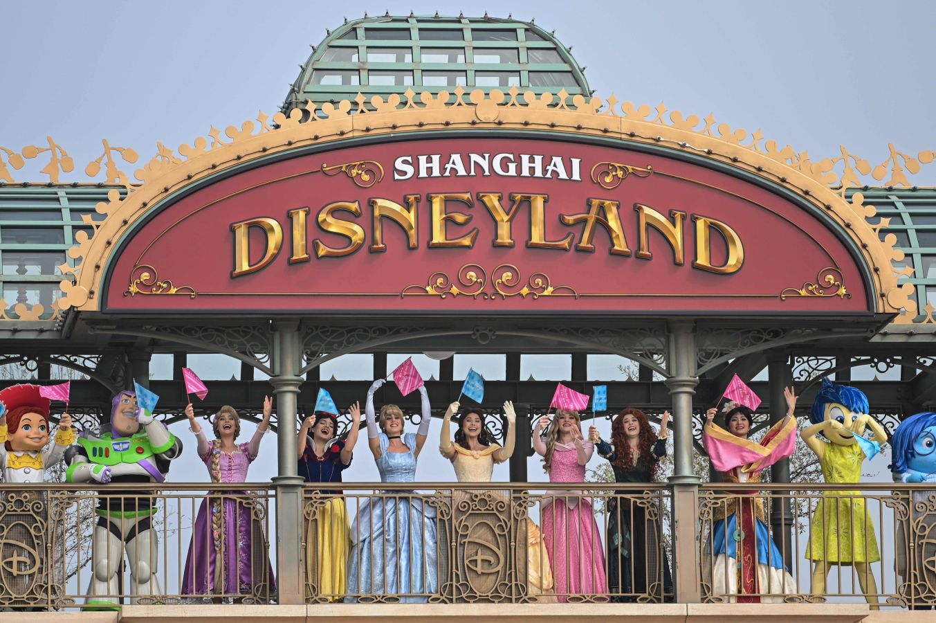 El parque temático de Disneylandia de Shanghái en China ha vuelto a abrir sus puertas. Sus visitantes, eso sí, tienen que llevar mascarillas y respetar las distancias de seguridad. 