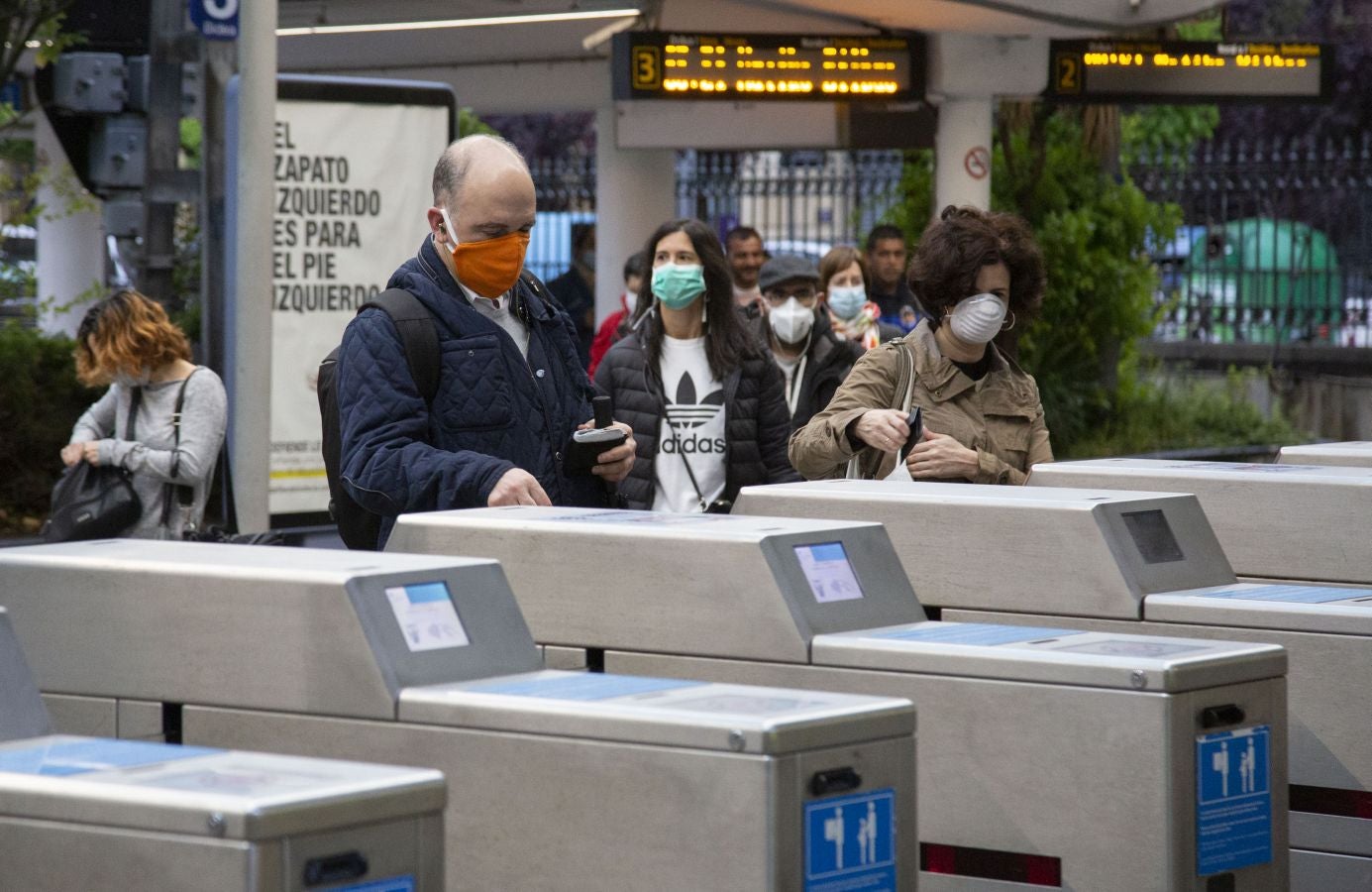 Desde hoy la DYA realizará controles de temperaturas a los usuarios de Euskotren. Esta mañana personal voluntario ha estado trabajando en la estación del Topo de Easo, en Donostia, donde han tomado la temperatura a los viajeros de forma siempre «voluntaria y aleatoria»