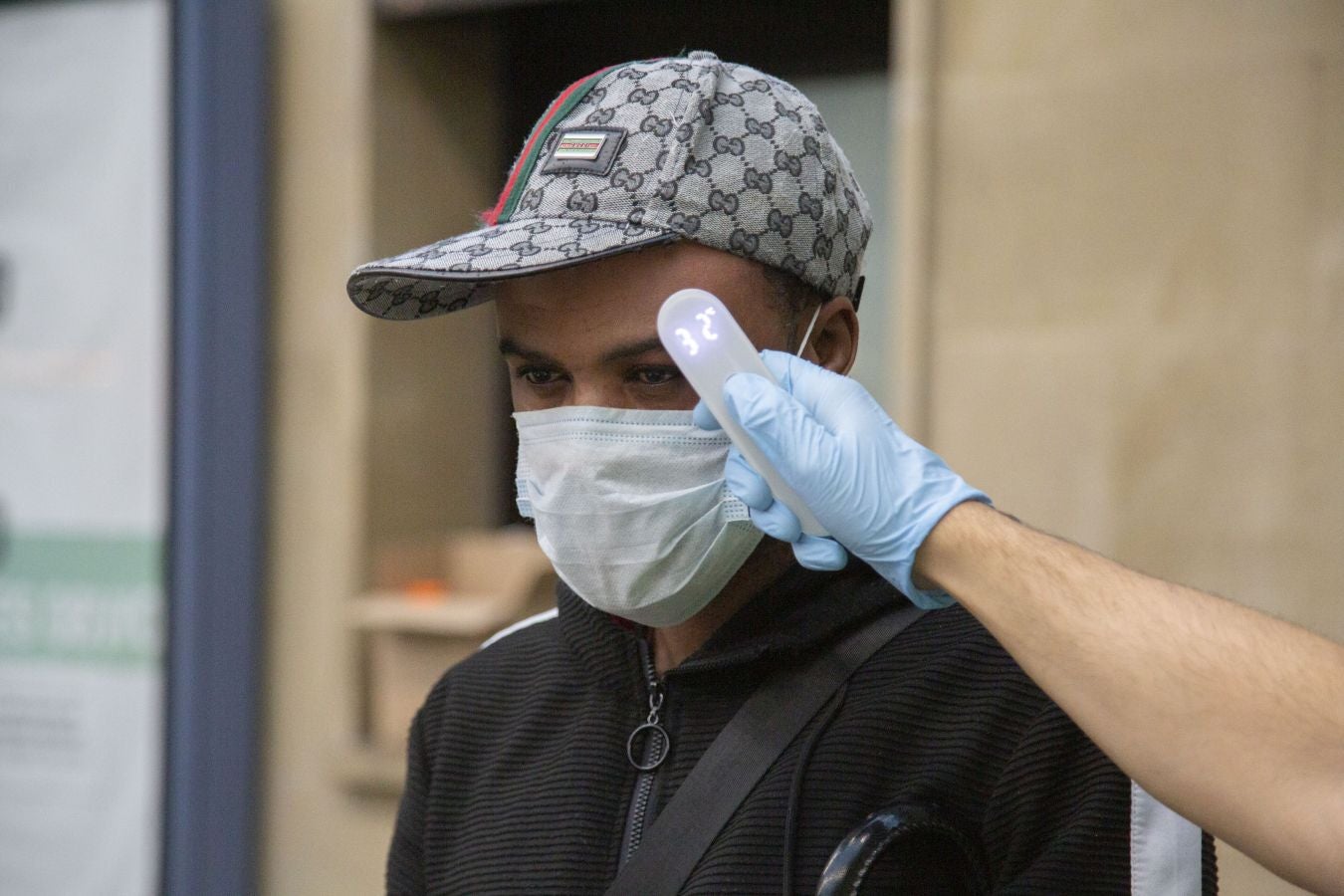 Desde hoy la DYA realizará controles de temperaturas a los usuarios de Euskotren. Esta mañana personal voluntario ha estado trabajando en la estación del Topo de Easo, en Donostia, donde han tomado la temperatura a los viajeros de forma siempre «voluntaria y aleatoria»