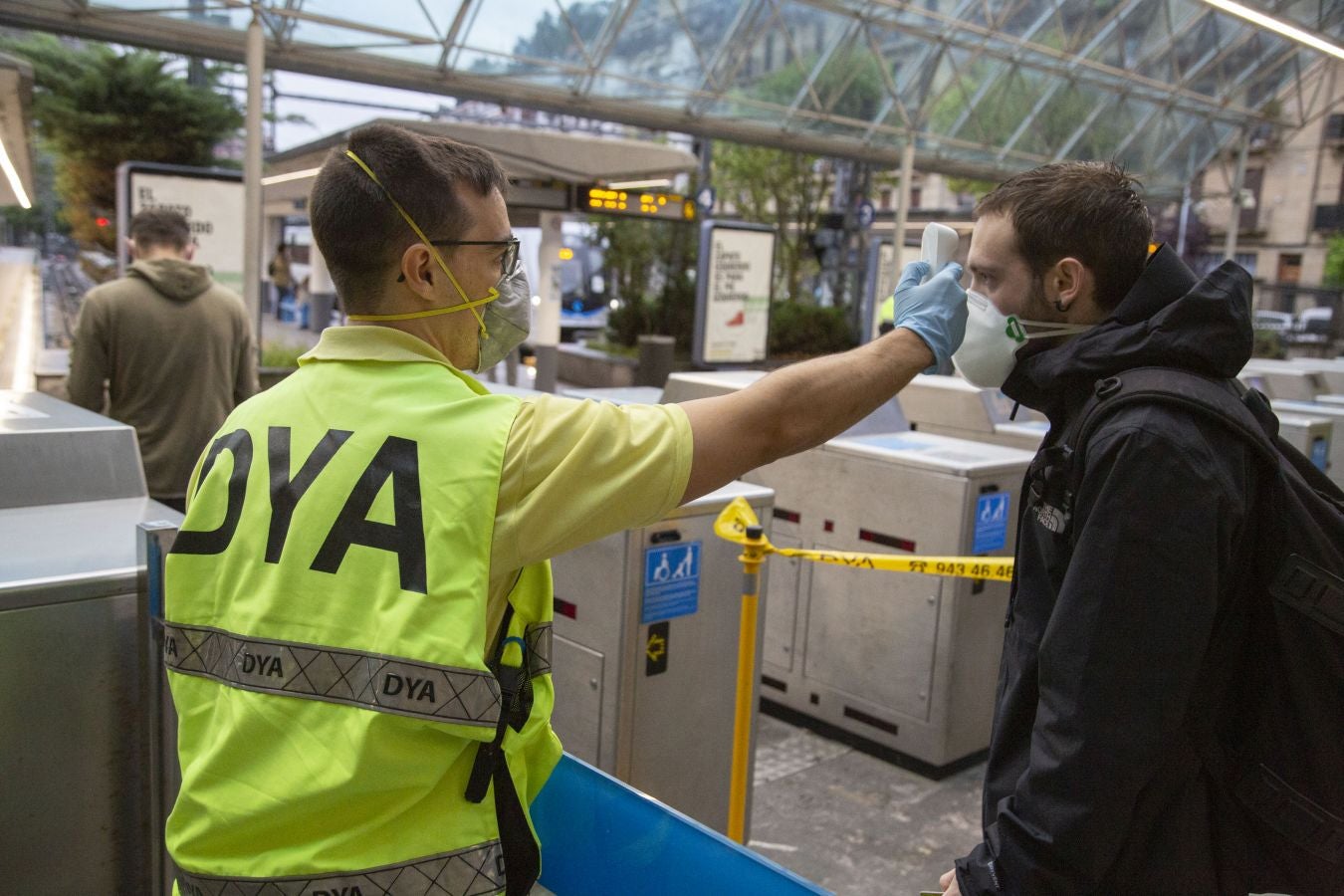 Desde hoy la DYA realizará controles de temperaturas a los usuarios de Euskotren. Esta mañana personal voluntario ha estado trabajando en la estación del Topo de Easo, en Donostia, donde han tomado la temperatura a los viajeros de forma siempre «voluntaria y aleatoria»