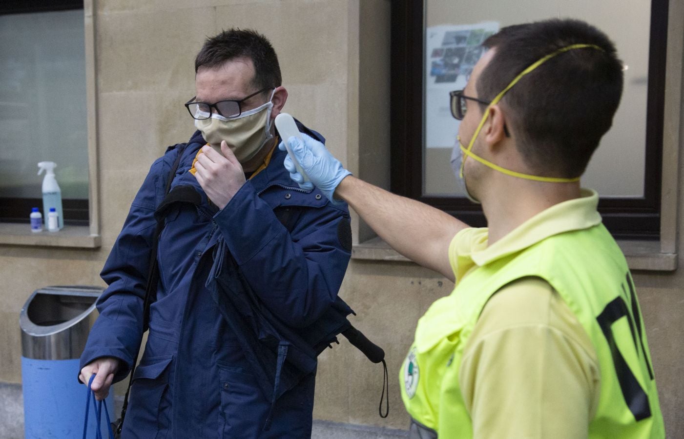 Desde hoy la DYA realizará controles de temperaturas a los usuarios de Euskotren. Esta mañana personal voluntario ha estado trabajando en la estación del Topo de Easo, en Donostia, donde han tomado la temperatura a los viajeros de forma siempre «voluntaria y aleatoria»