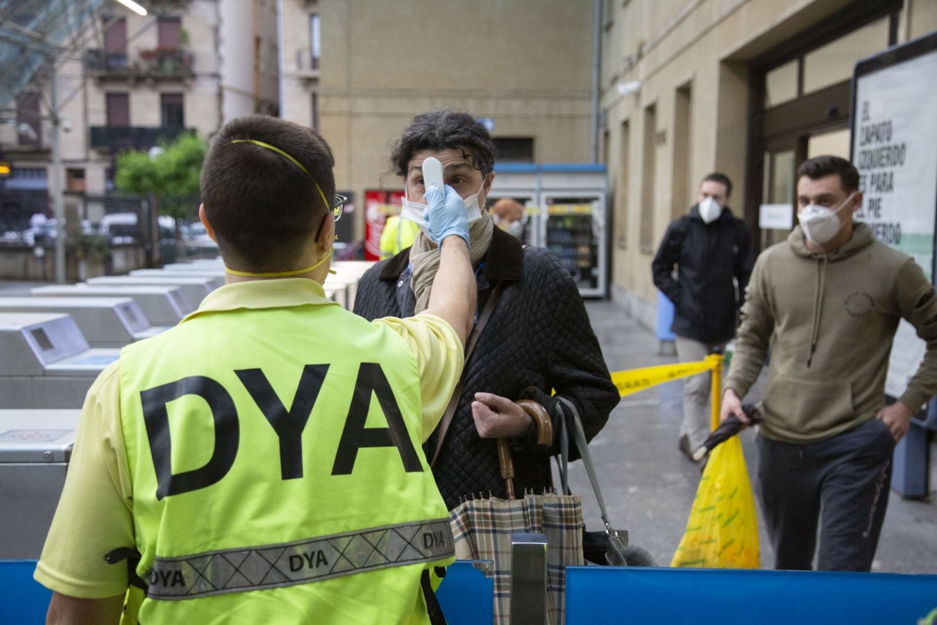 Desde hoy la DYA realizará controles de temperaturas a los usuarios de Euskotren. Esta mañana personal voluntario ha estado trabajando en la estación del Topo de Easo, en Donostia, donde han tomado la temperatura a los viajeros de forma siempre «voluntaria y aleatoria»