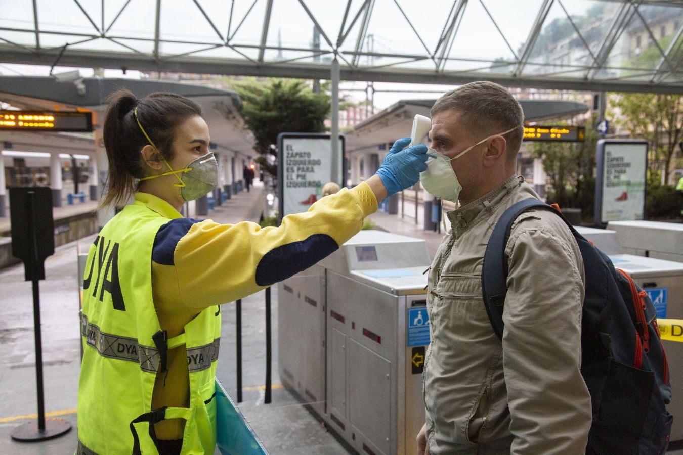 Desde hoy la DYA realizará controles de temperaturas a los usuarios de Euskotren. Esta mañana personal voluntario ha estado trabajando en la estación del Topo de Easo, en Donostia, donde han tomado la temperatura a los viajeros de forma siempre «voluntaria y aleatoria»