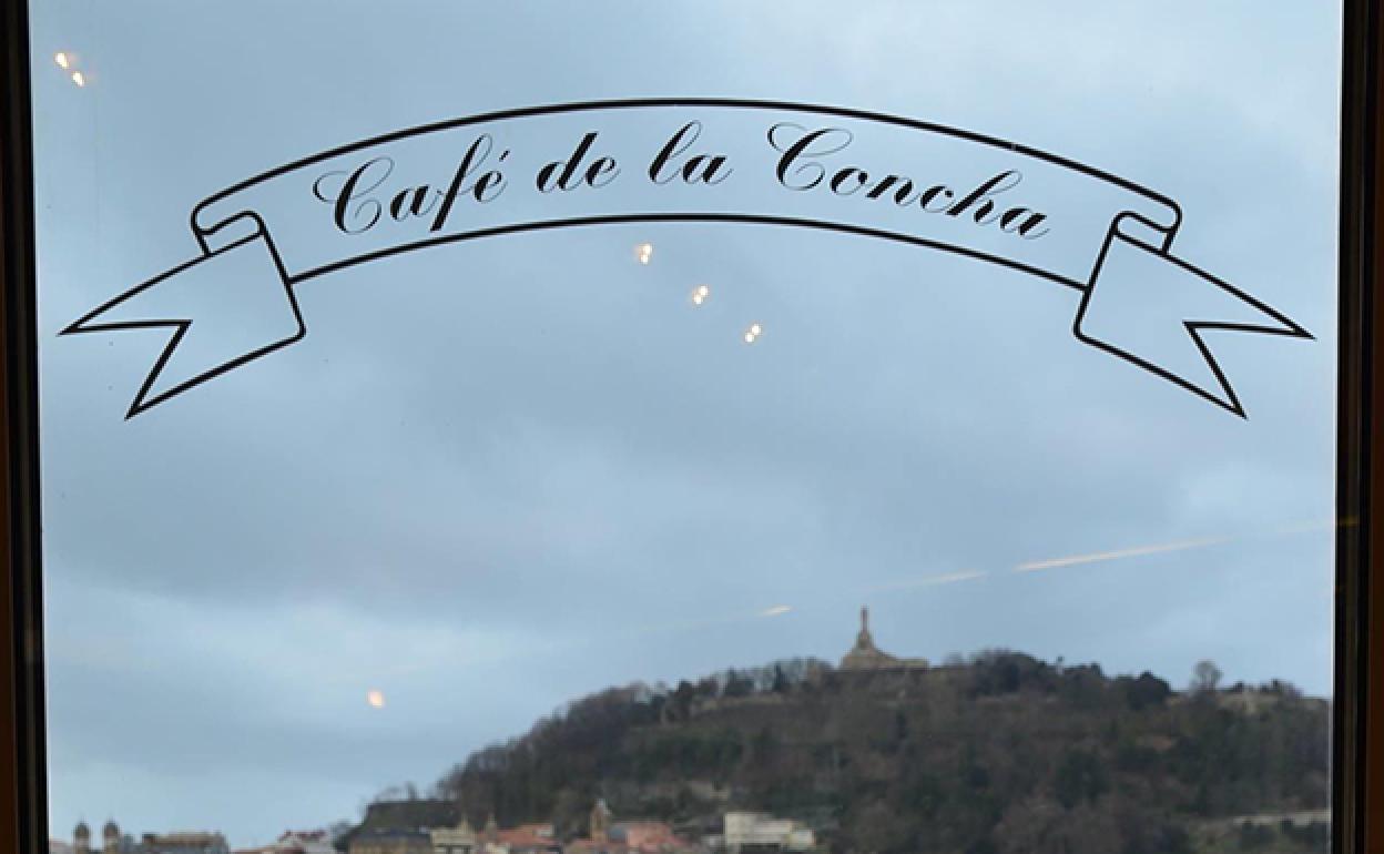 Un café con las vistas de la Bahía en el Café de la Concha