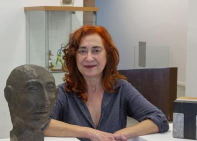 Imagen secundaria 1 - Arriba, Rita Unzurrunzaga, responsable de la galería Ekain de la Parte Vieja donostiarra. A la izquierda, Cristina de la Fuente, de Arteko, y a la derecha, Juanma Arriaga, de Kur. 