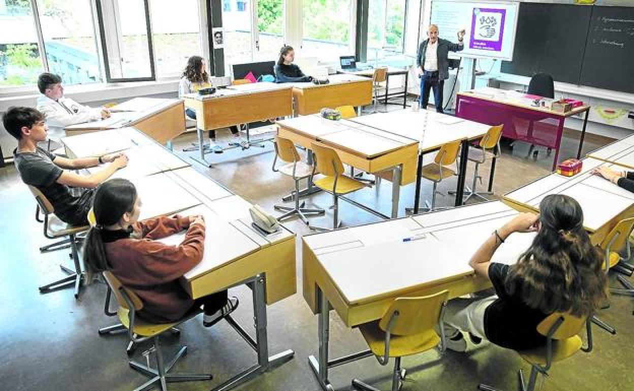 Un grupo de alumnos en un colegio de Suiza, que ha retomado las clases con medidas de seguridad.