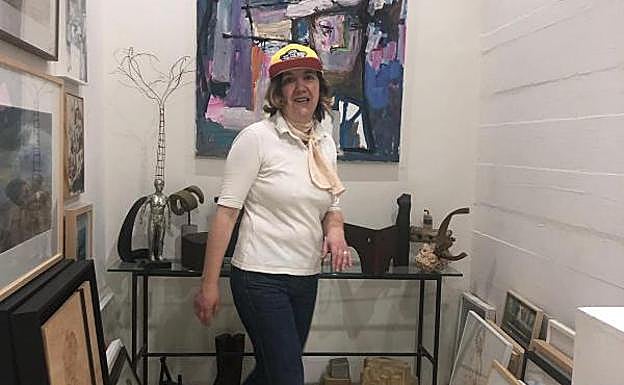 Imagen principal - Arriba, Rita Unzurrunzaga, responsable de la galería Ekain de la Parte Vieja donostiarra. A la izquierda, Cristina de la Fuente, de Arteko, y a la derecha, Juanma Arriaga, de Kur. 