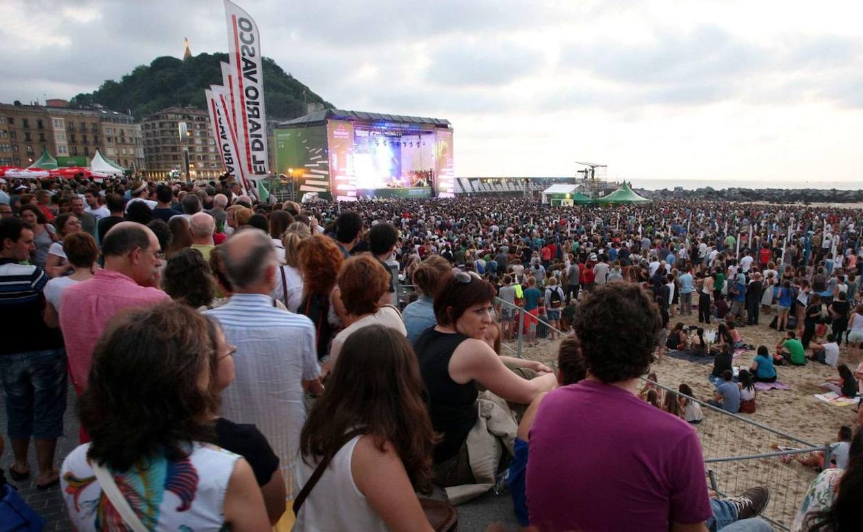 Concierto multitudinario en el escenario verde de La Zurriola durante el Jazzaldia, una escena que no se repetirá este año. 