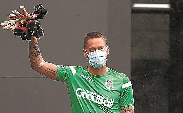 Remiro, sobre estas líneas con mascarilla y una tirita en el brazo de los análisis, saluda.