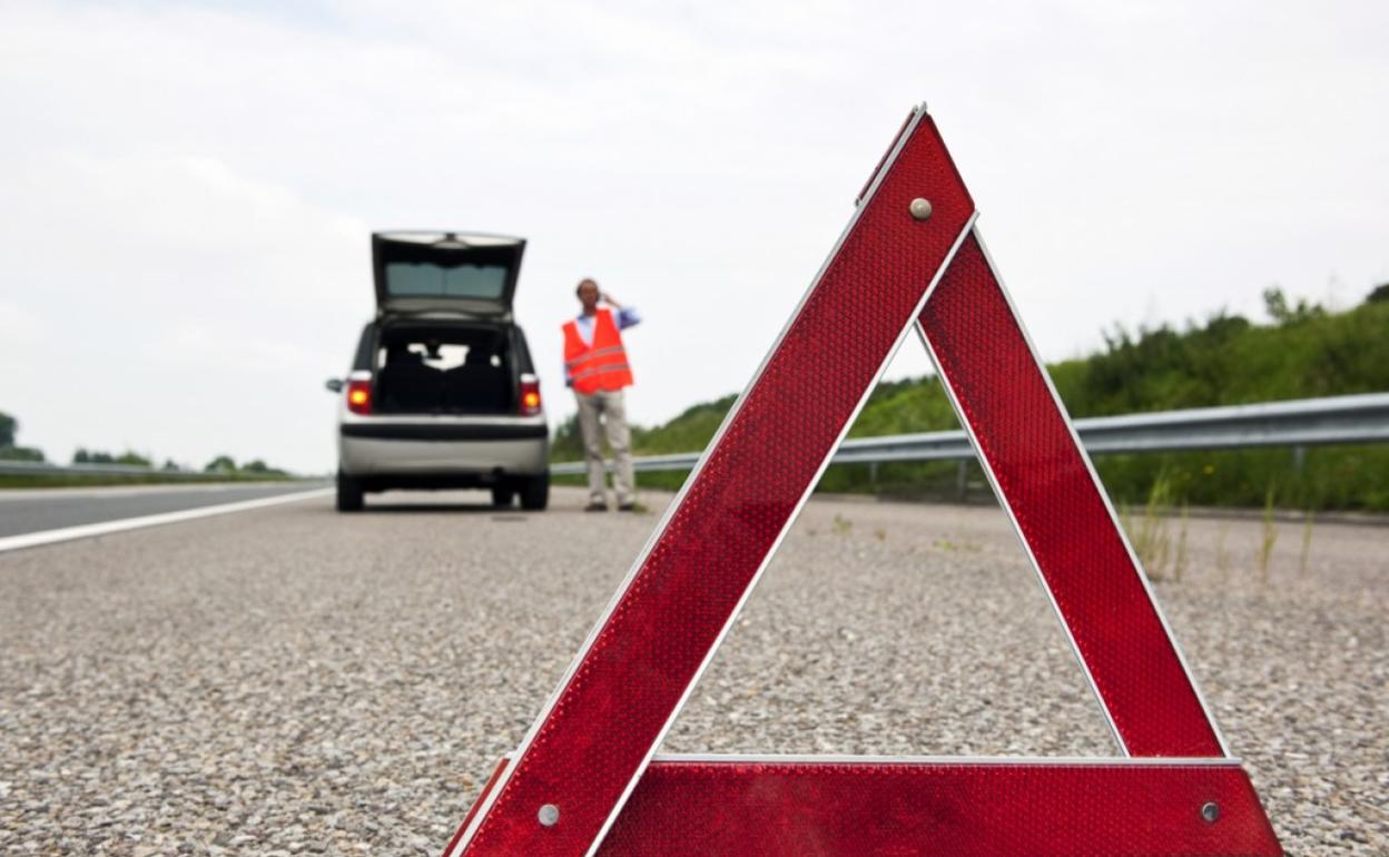 El triángulo de peligro es uno de los elementos indispensables para llevar en el coche. 